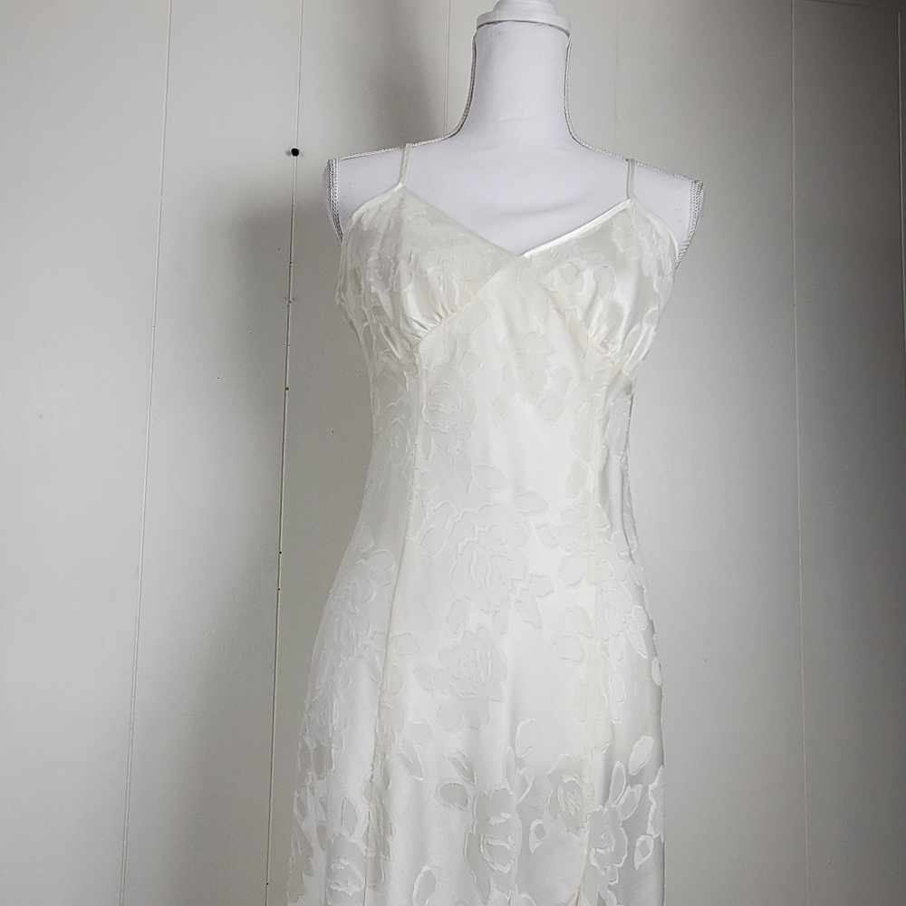 Vintage gold label nightgown with 23.5" slit, subtle floral sexy chemise medium - Picture 2 of 13